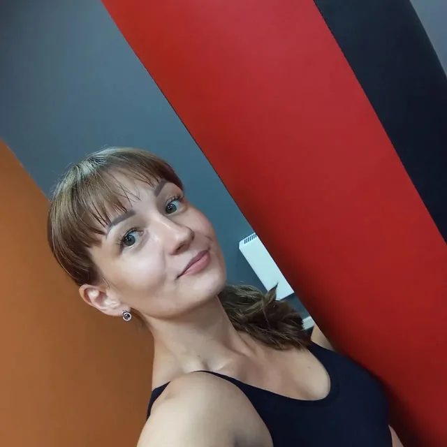 Евгения в чёрной майке